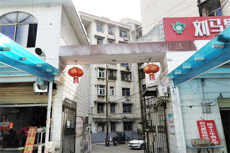 四实小学校附近佛山东邸2室2厅1卫证满两年停车方便集体供暖